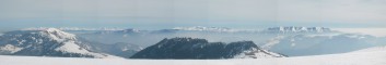 Panorma z Plosk. Vidt je zleva vpedu: Rakytov a ern kame. Vzadu zleva:Zpadn a Vysok Tatry, od stedu doprava pak kompletn heben Nzkch Tater.